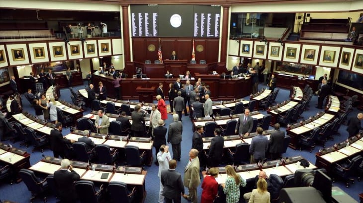 Florida aprueba ley que ampara la expulsión de migrantes a otros estados
