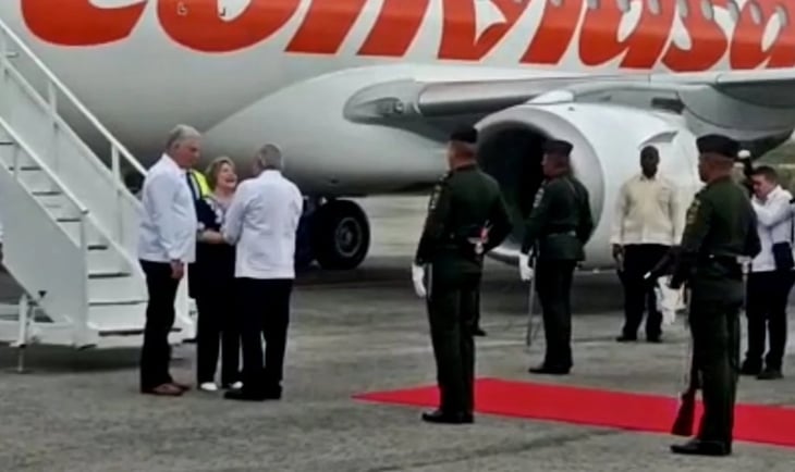 AMLO recibe al presidente de Cuba, Miguel Díaz Canel en el aeropuerto de Campeche