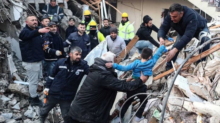 Rescatistas quedan bajo los escombros mientras realizaban trabajos de búsqueda en Turqía