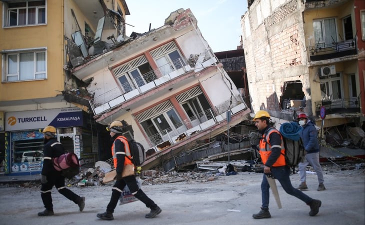 Detienen a 12 personas por derrumbe de edificios tras terremoto en Turquía