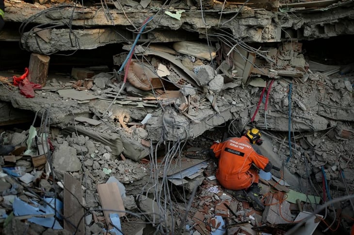 Reportan más de 100 detenidos por derrumbe de edificios tras terremoto en Turquía