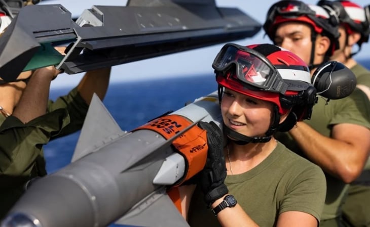 Mujeres aviadoras de la marina de EU recibirán homenaje en el Super Bowl por primera vez