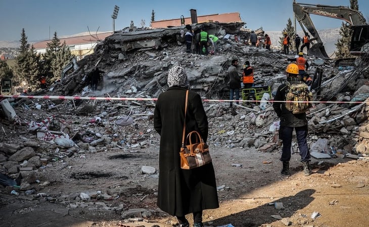Saqueadores irrumpen comercios y casas tras devastación en Turquía; van 48 detenidos