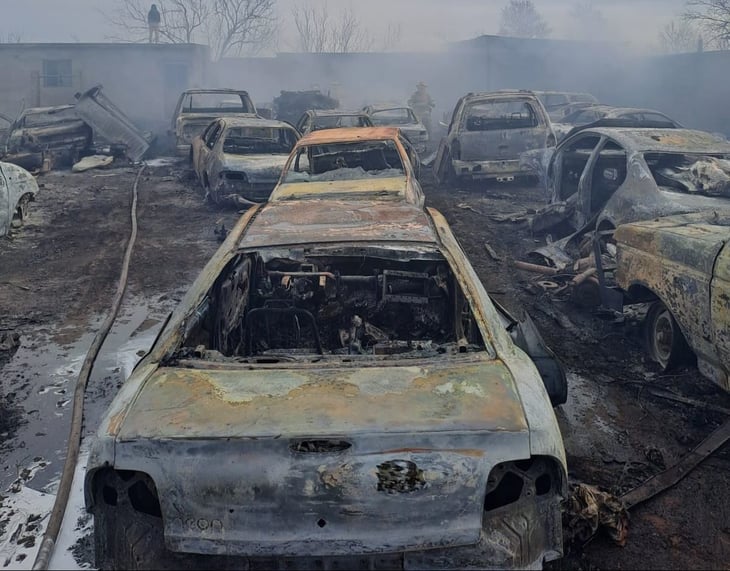 Mas de 30 carros se incendian en un yonke en el municipio de Allende Coahuila