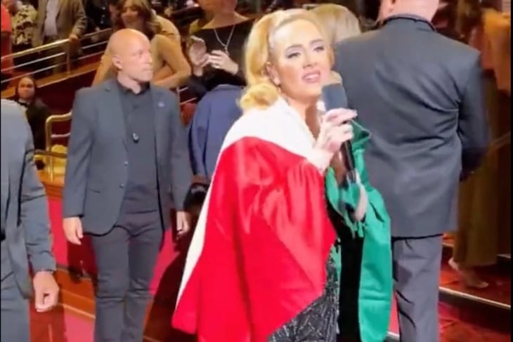 Adele sorprende con la bandera de México en pleno concierto