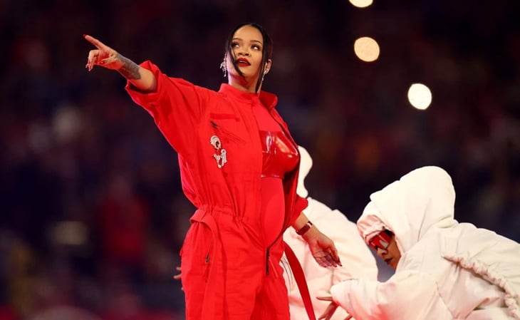 Rihanna sorprende en el medio tiempo del Super Bowl y sin invitados; ¿anuncia embarazo?