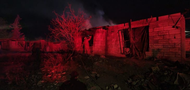Bomberos sofocan incendio en la colonia Oscar Flores Tapia de Monclova