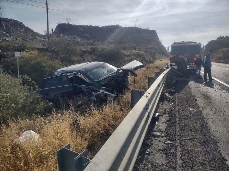 Conductor se estrella contra contención en la carretera Monclova-Monterrey