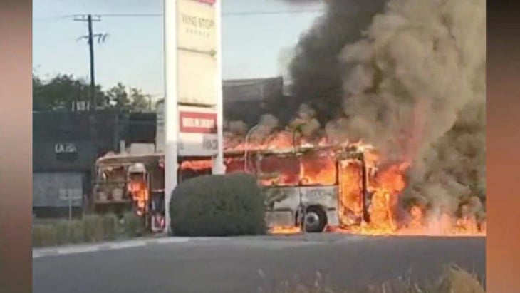 Se incendia camión de la ruta La Playa en Monterrey; pasajeros salen salen ilesos  