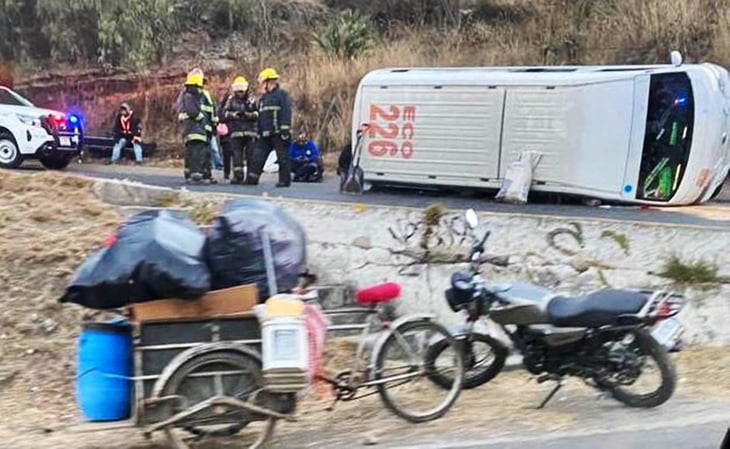 9 lesionados deja volcadura de combi en Atizapán de Zaragoza