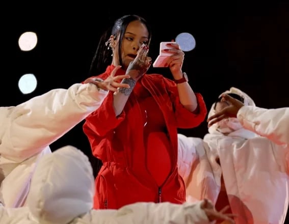 VIDEO: Rihanna celebra éxito tras medio tiempo del Super Bowl... ¿con champagne?