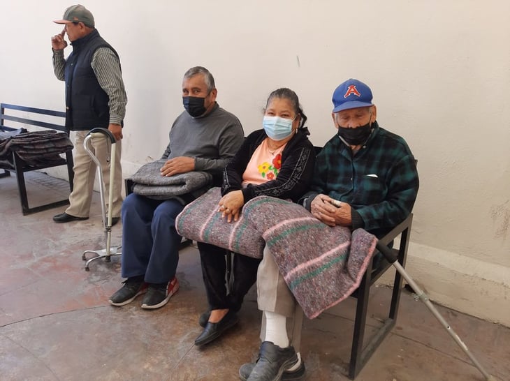 DIF Monclova entrega cobertores a personas en estado de vulnerabilidad