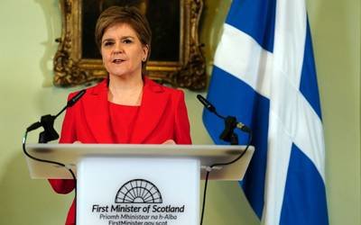 La primera ministra de Escocia, Nicola Sturgeon renuncia tras la indignación por las leyes transgénero 