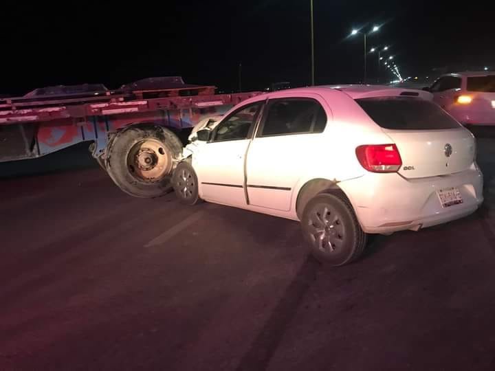 Auto se estrella contra plataforma de tráiler en ciudad Frontera