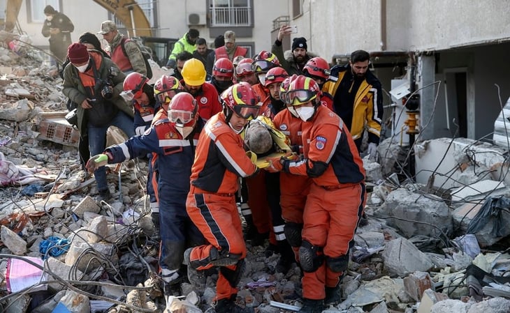 Rescatan a cinco sobrevivientes 9 días después del terremoto en Turquía
