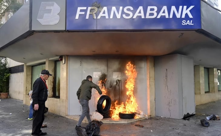 Manifestantes queman bancos en protesta por la caída de la libra libanesa