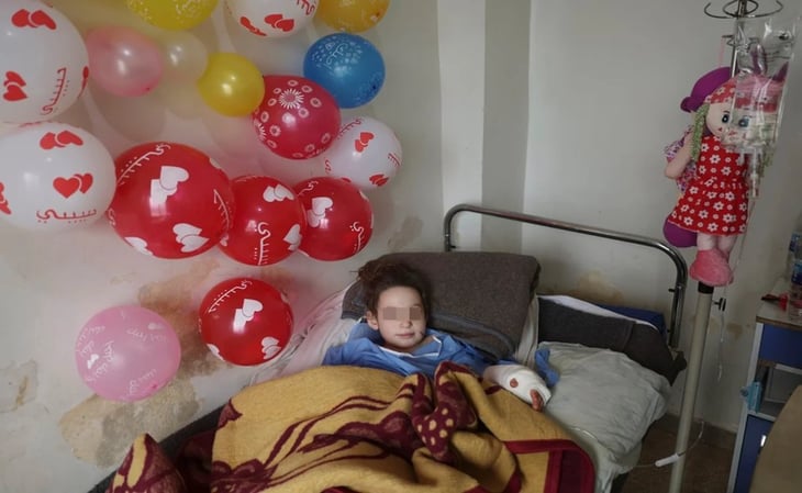 'No sabe que es la única de la familia': niña sobreviviente del sismo en Siria queda huérfana
