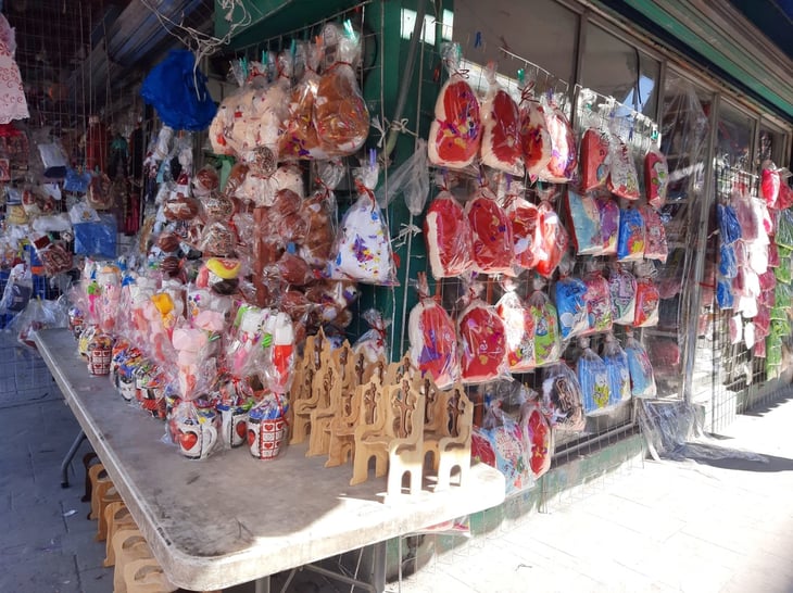 Comerciantes de Monclova rematan artículos que no vendieron el 14 de febrero 