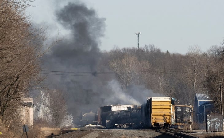 VIDEO: Filtran imágenes de río contaminado en Ohio tras descarrilamiento de tren con químicos