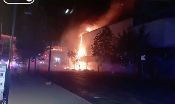 Incendio consume local comercial en el Centro de Monterrey 