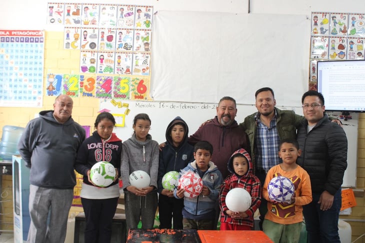 Entregan material deportivo a niños de primaria rural en Cuatro Ciénegas
