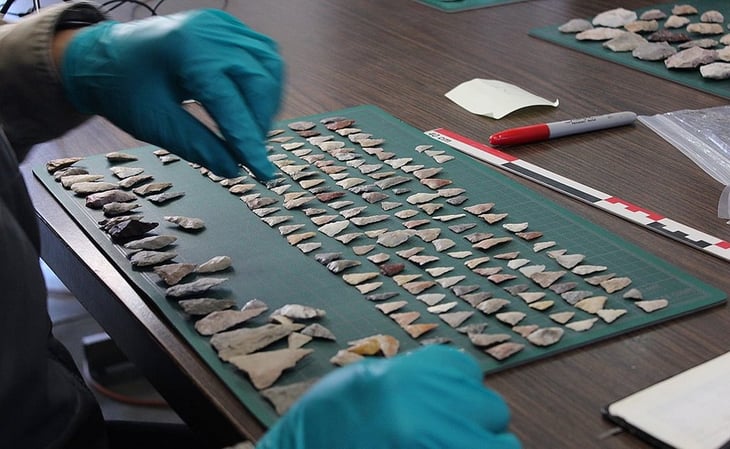 Ciudadano de EU entrega a México su colección arqueológica de 2 mil piezas y puntas de flecha