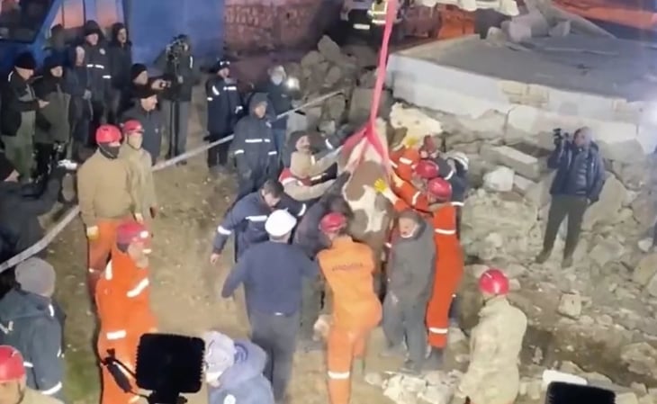 Rescatan a vaca que estuvo atrapada durante 11 días, tras el terremoto en Turquía
