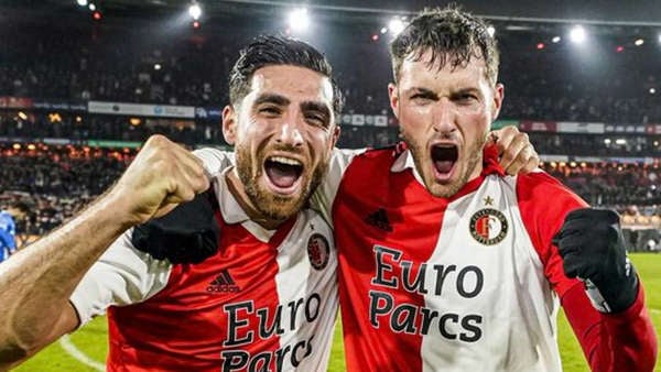  Santiago Giménez fue titular y colaboró en el  triunfo del Feyenoord sobre el Az