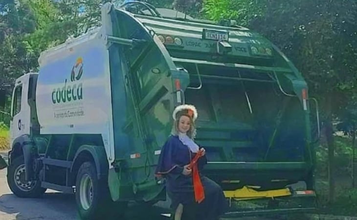 Madre recolectora de basura se gradúa como abogada y posa junto al camión en el que trabajaba