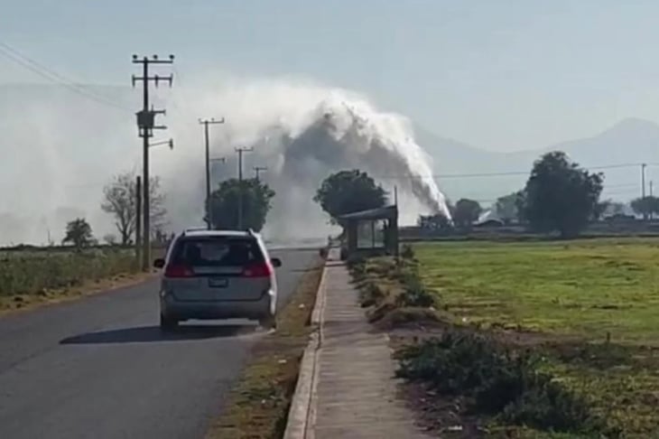 Intensa fuga de agua provoca cierre de la carretera Mixquiahuala-Tlahuelilpan en Hidalgo 