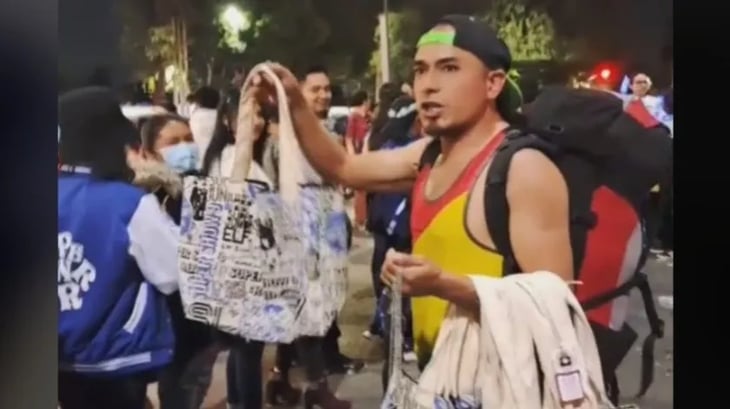 Vendedor ambulante se vuelve viral por vender artículos de una banda que ni conoce