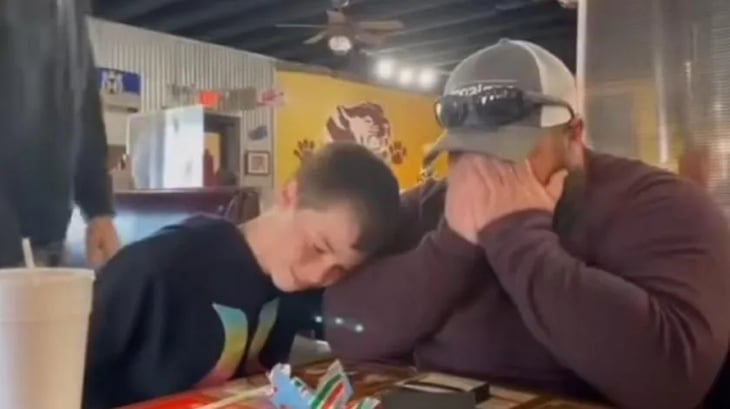 Hombre rompe en llanto luego de que el hijo de su prometida le pidiera que lo adoptara