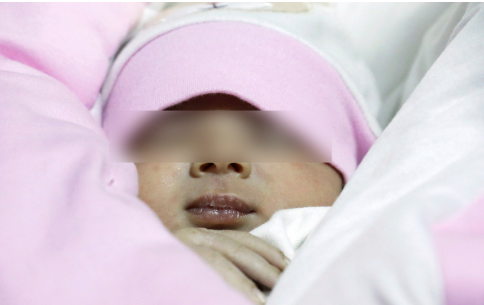 Adoptan a 'bebé milagro'; nació bajo los escombros en Siria