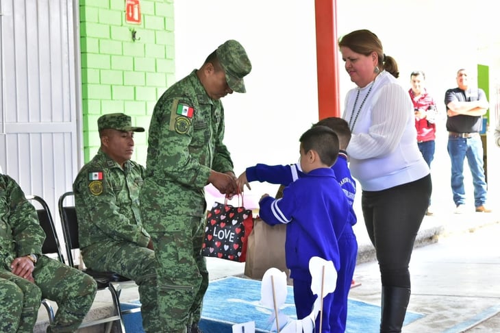 Jardín de niños V. Carranza conviven con soldados en evento cívico 