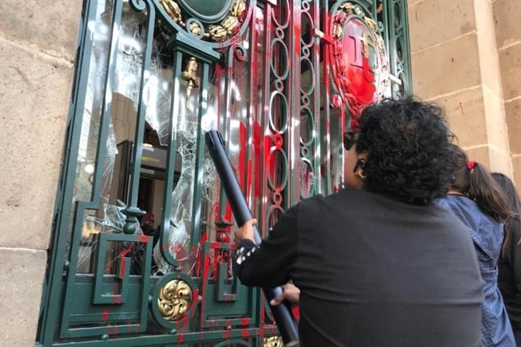 Manifestantes entran a la fuerza al Congreso CDMX; pintan fachada y rompen vidrios 