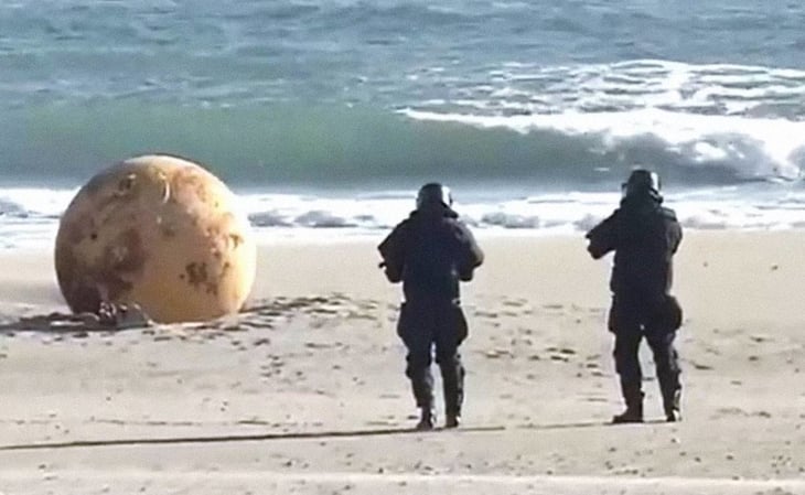 '¿Llegó Gokú?'; bola gigante aparece en playa de Japón y desconcierta a las autoridades