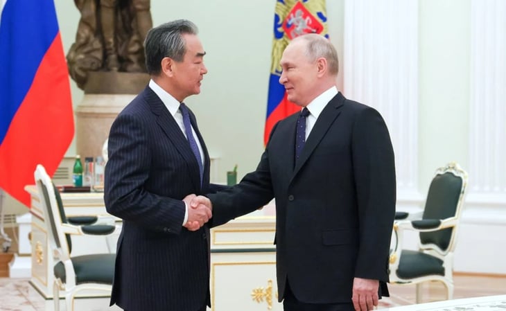 Putin recibe a Wang Yi para conocer la iniciativa de paz china para Ucrania