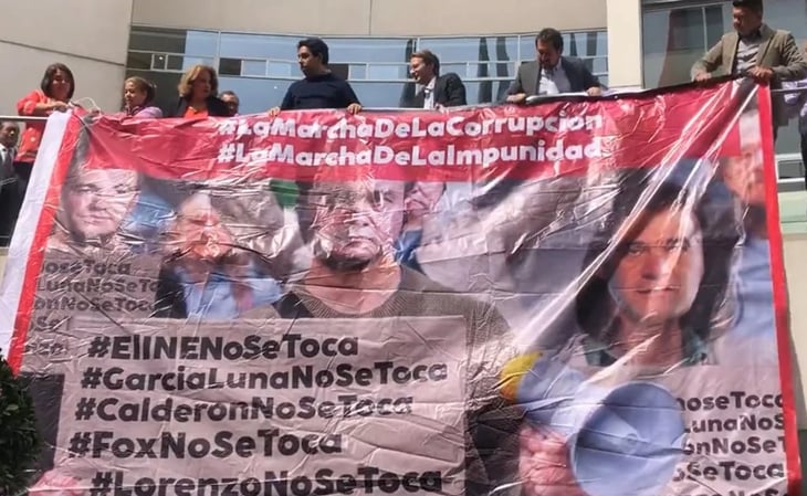 “García Luna no se toca”: Senadores de Morena despliegan manta contra marcha en defensa del INE