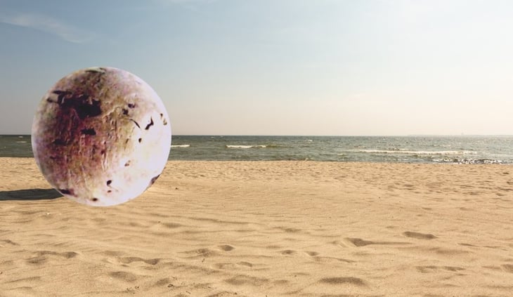 Aparece en una playa de Japón una extraña esfera de hierro gigante