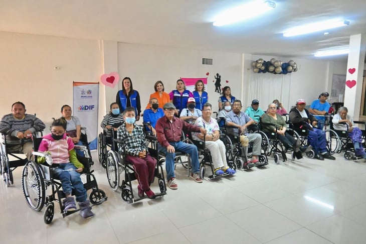 Primera dama de Monclova entrega sillas de ruedas 