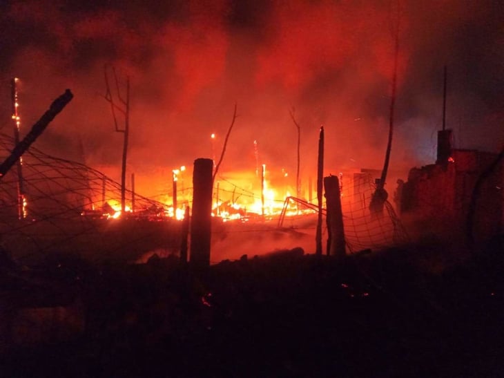 Ciudadanos provocan incendios en lotes baldíos y se queman 2 jacalitos