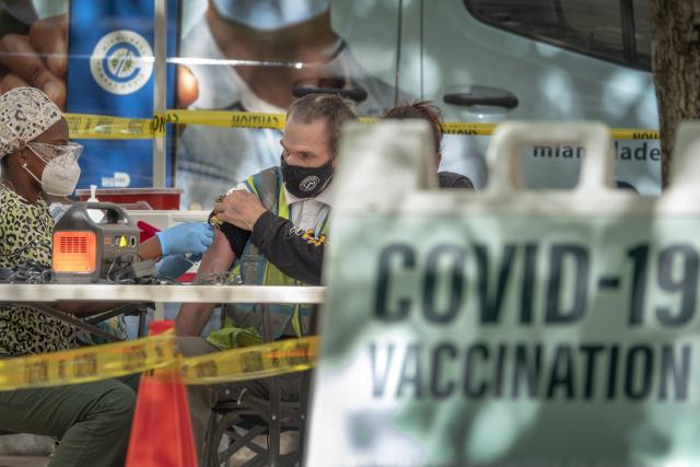 Condado de Florida pide el aval para prohibir las vacunas de covid-19