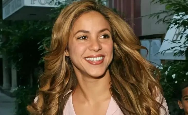 Shakira: la cantante impone moda con el vestido azul metálico ideal para mujeres mayores de 40 años