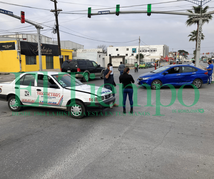 Conductor ignora luz roja de semáforo y taxi lo choca en la colonia Tecnológico de Monclova