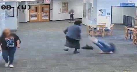 Maestra quita Nintendo a estudiante y él la golpea 