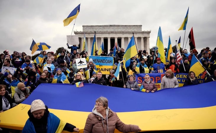 Con banderas y pancartas organizaciones ucranianas en EU hacen llamado a detener la guerra