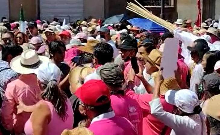 Tras mitin en defensa del INE, se confrontan simpatizantes de Morena con manifestantes