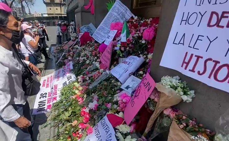 Con flores y pancartas en la Corte, defensores del INE confían en que sea desechado Plan B de AMLO