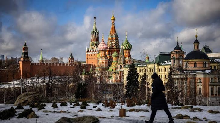 Rusos recuerdan ante el Kremlin a Nemtsov en octavo aniversario de asesinato