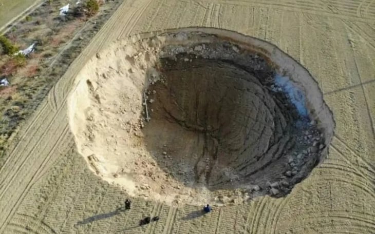 Se forma cráter de casi 100 metros de diámetro en Turquía 